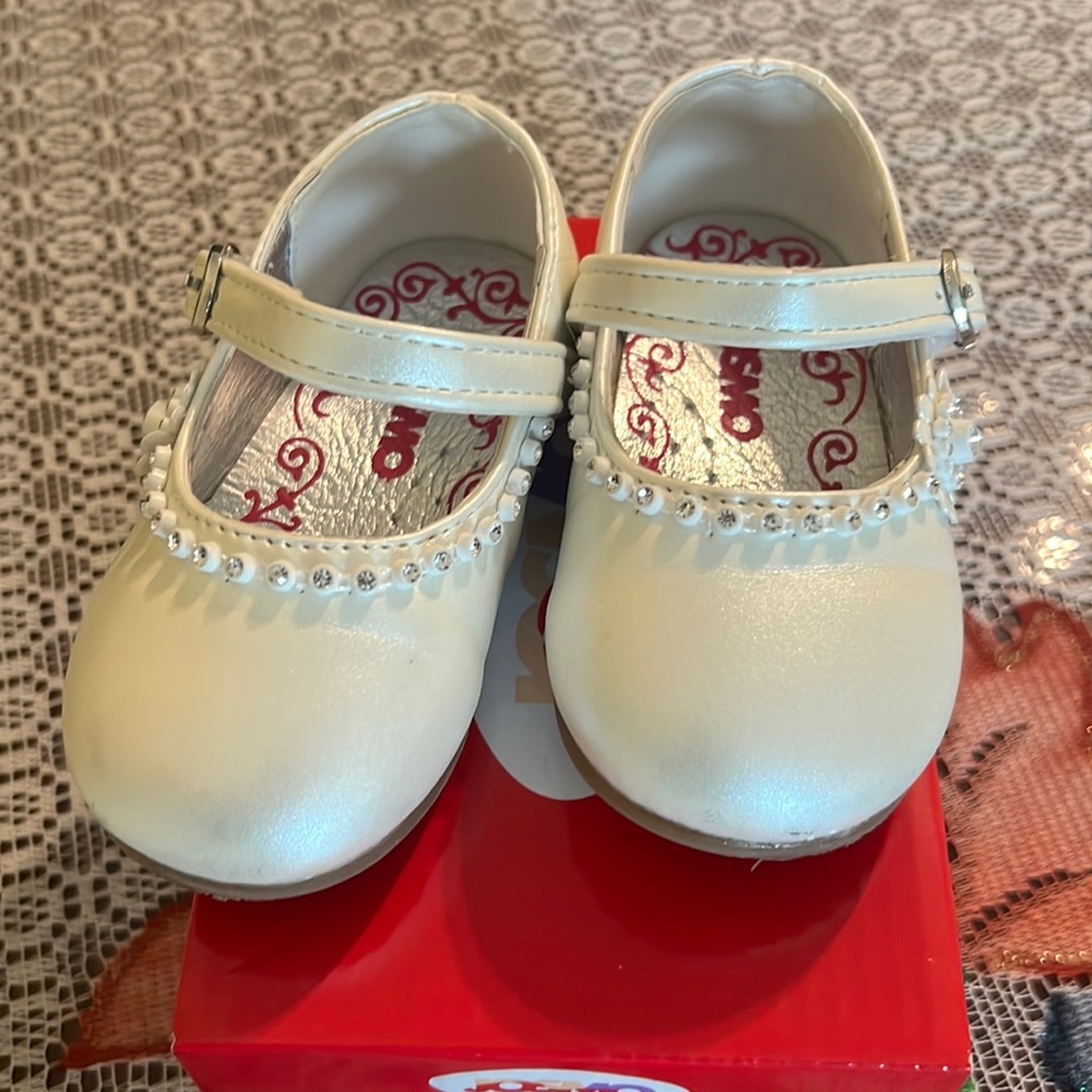 Beige Pearl girl shoes size 4 wear only once for pictures